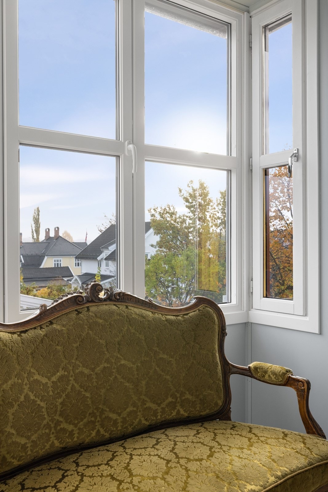 Meget hyggelig karnapp med fint utsyn over Sagatun. Env perfekt plass i slappe av med en god bok eller lignende. Galleribilde