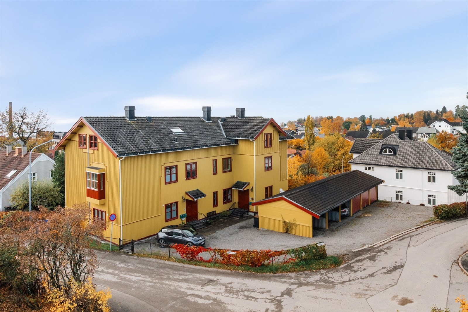 Sameiet har felles tomt og gårdsplass med adkomst til garasjeplass som følger leiligheten. Galleribilde