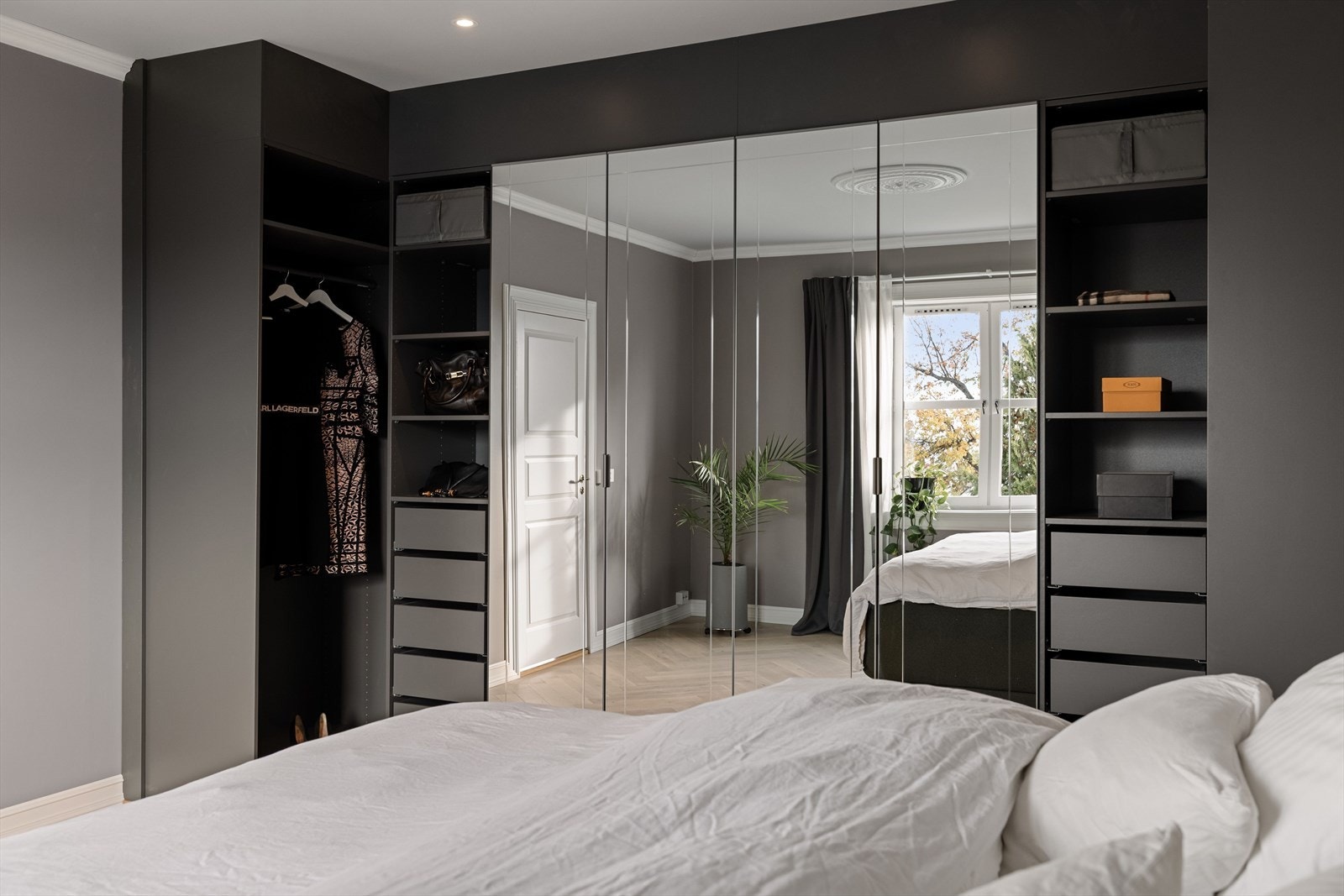 Veggene er sparklet og malt, og i himlingen er det downlights og rosett med mulighet til å henge lampe om det er ønskelig. Galleribilde