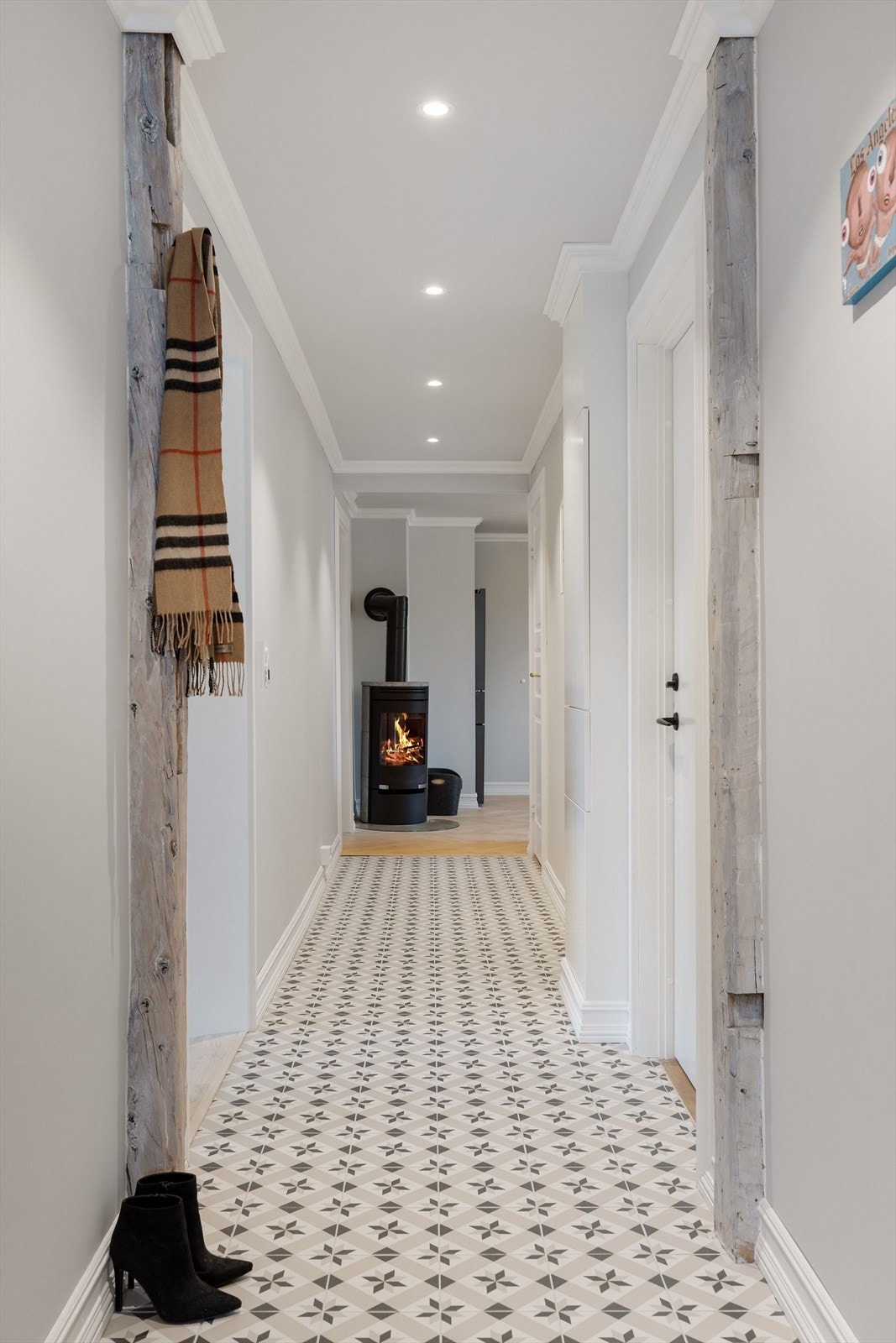 Leiligheten er pusset opp i sin helhet i 2024/2025 og er innredet med smakfulle farger og interiørdetaljer. Entréen har flislagt gulv med historiske fliser og gulvvarme. Det er downlights i taket som sørger for god belysning. Galleribilde