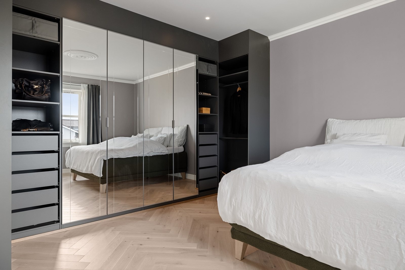 Romslig og lunt soverom med plass til stor seng og plassbygget garderobeløsning som gir god oppbevaring. Galleribilde