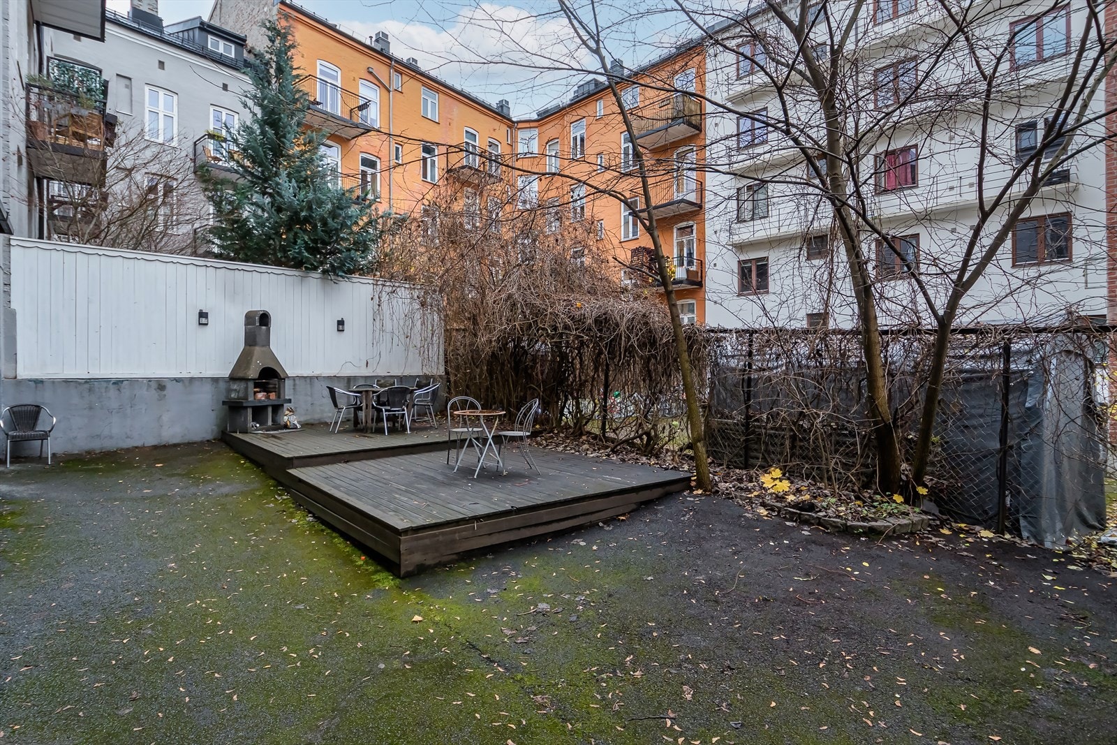 Felles bakgård. Galleribilde