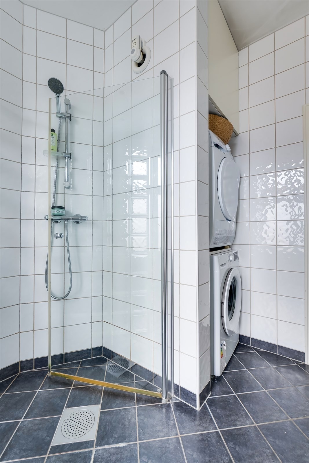 Det opplegg for vaskemaskin og tørketrommel i nisje. Galleribilde