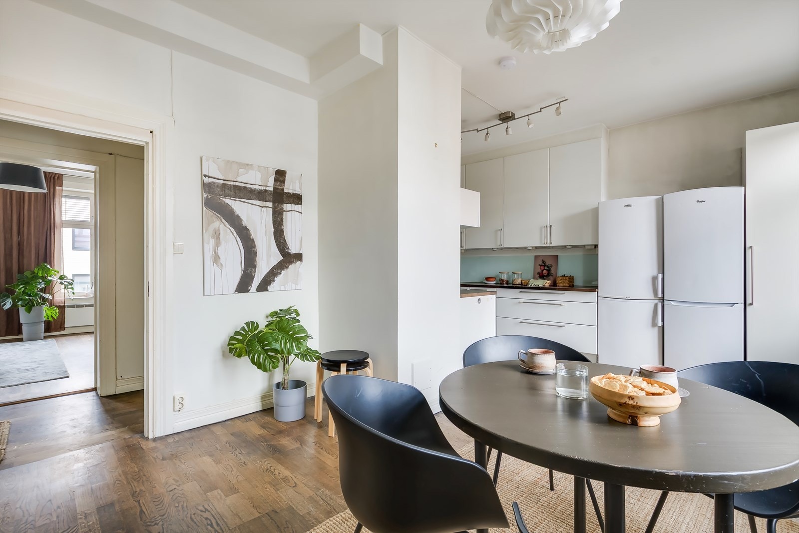 Kjøkkenet er utstyrt med 2 kombiskap, oppvaskmaskin og komfyr. Galleribilde