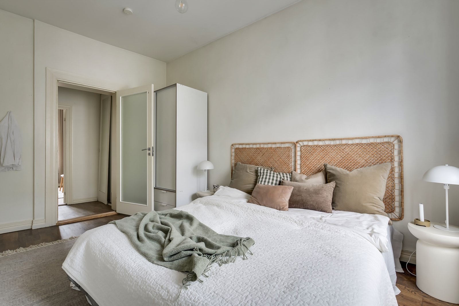 Lyse vegger og parkett på gulv Galleribilde