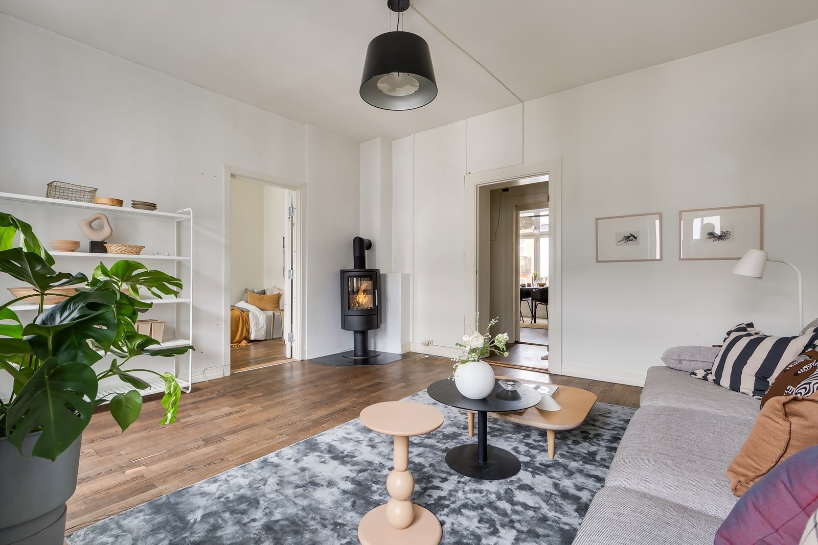 I det ene stuehjørnet finner du en moderne peisovn som gir en lun varme og hyggelig stemning. Galleribilde