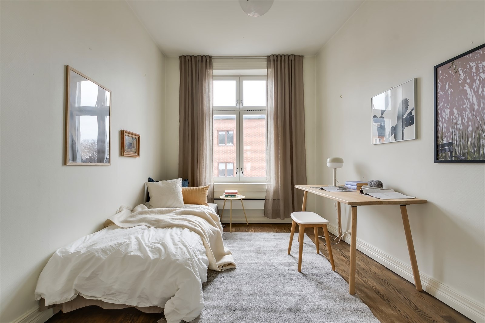 Soverom 5 med god plass til seng og garderobeskap Galleribilde