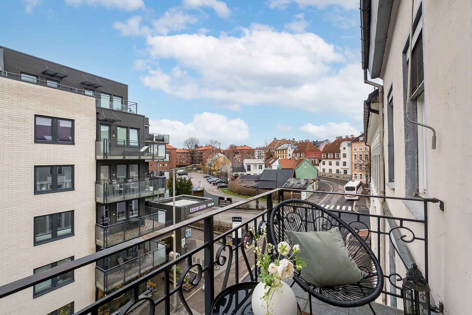 Leiligheten har fantastisk beliggenhet på Torshov, rett ved Torshov Torg og kanskje byens beste Rema 1000. Galleribilde