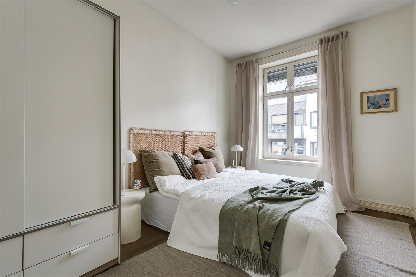 Soverom 1 med plass til dobbeltseng og garderobeskap Galleribilde