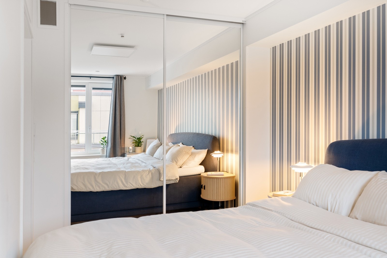 Rommet har en stor skyvedørsgarderobe til oppbevaring. Galleribilde