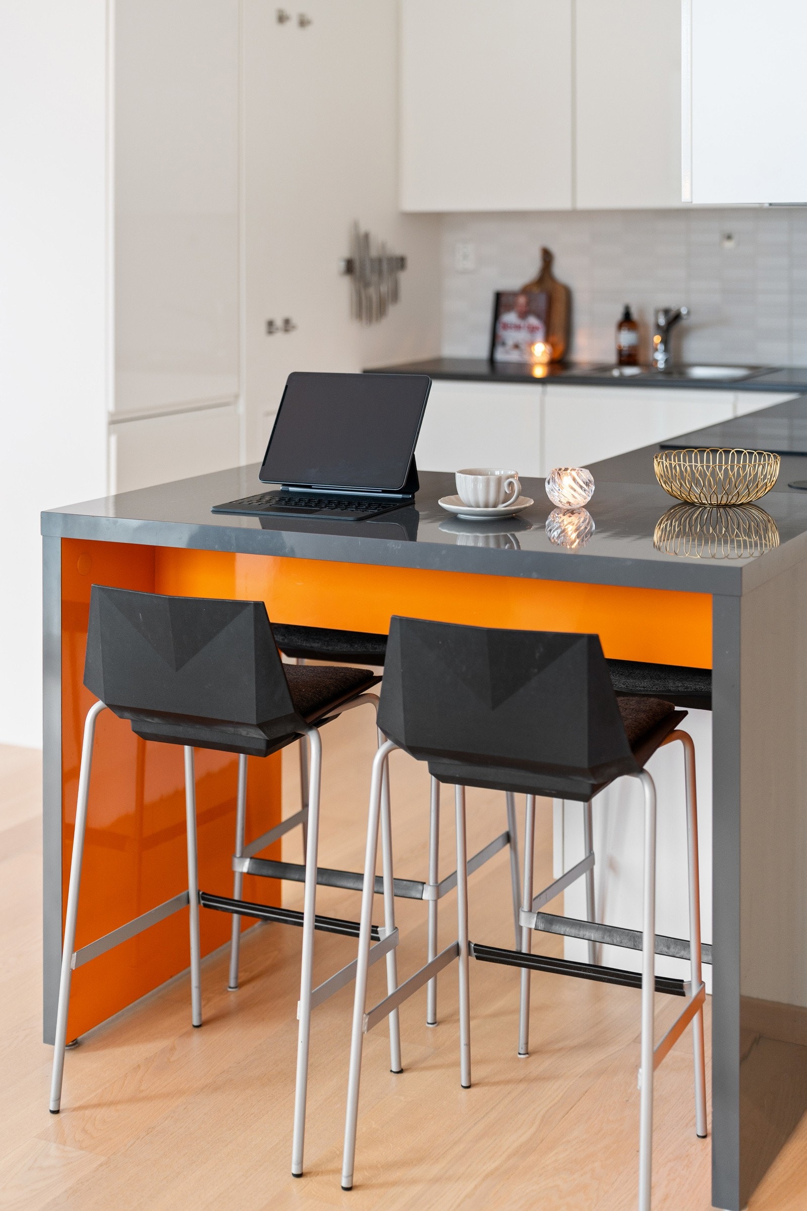 Benkeplaten er forlenget slik at det er plass til to barstoler, noe som både gir ekstra benkeplass og en sosial sone i rommet. Galleribilde