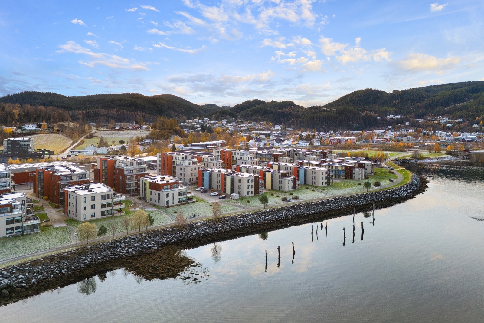 Uteområdene rundt blokkene er pent opparbeidede med internstier, grøntområder i parkstil og lekeapparater. Galleribilde