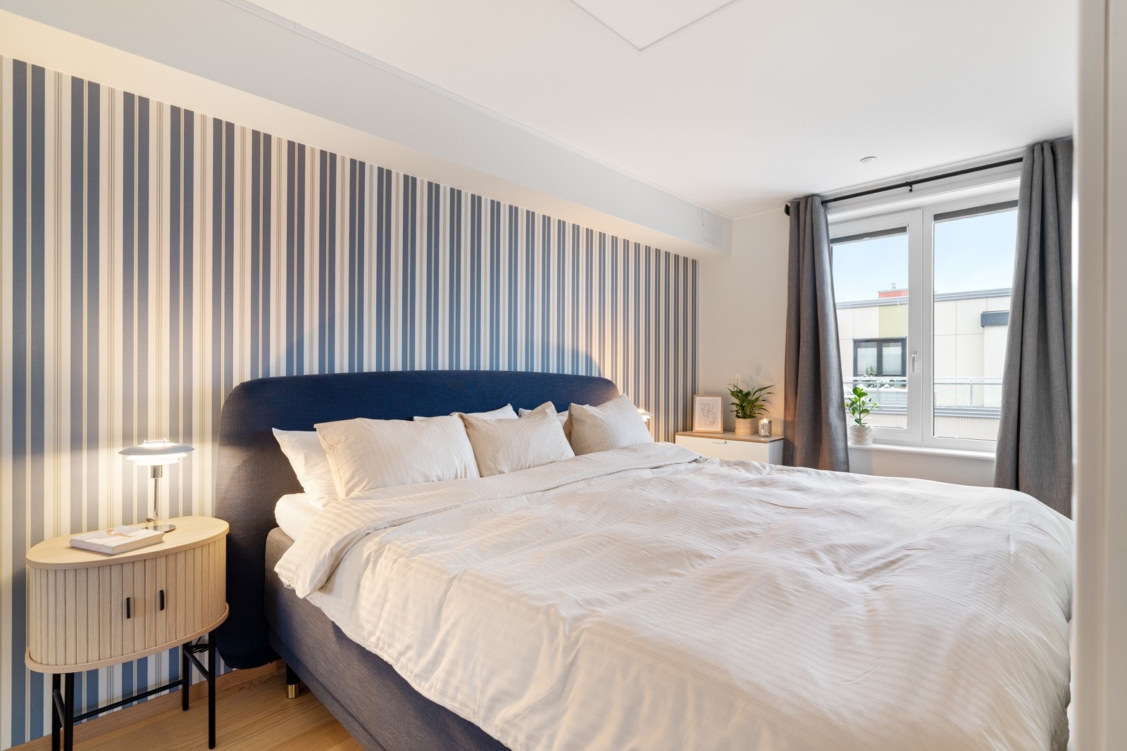 Leiligheten har et stort hovedsoverom målt til 13 kvm. Her kan sengen stå sentralt i rommet, og har inngang fra begge sider. Galleribilde