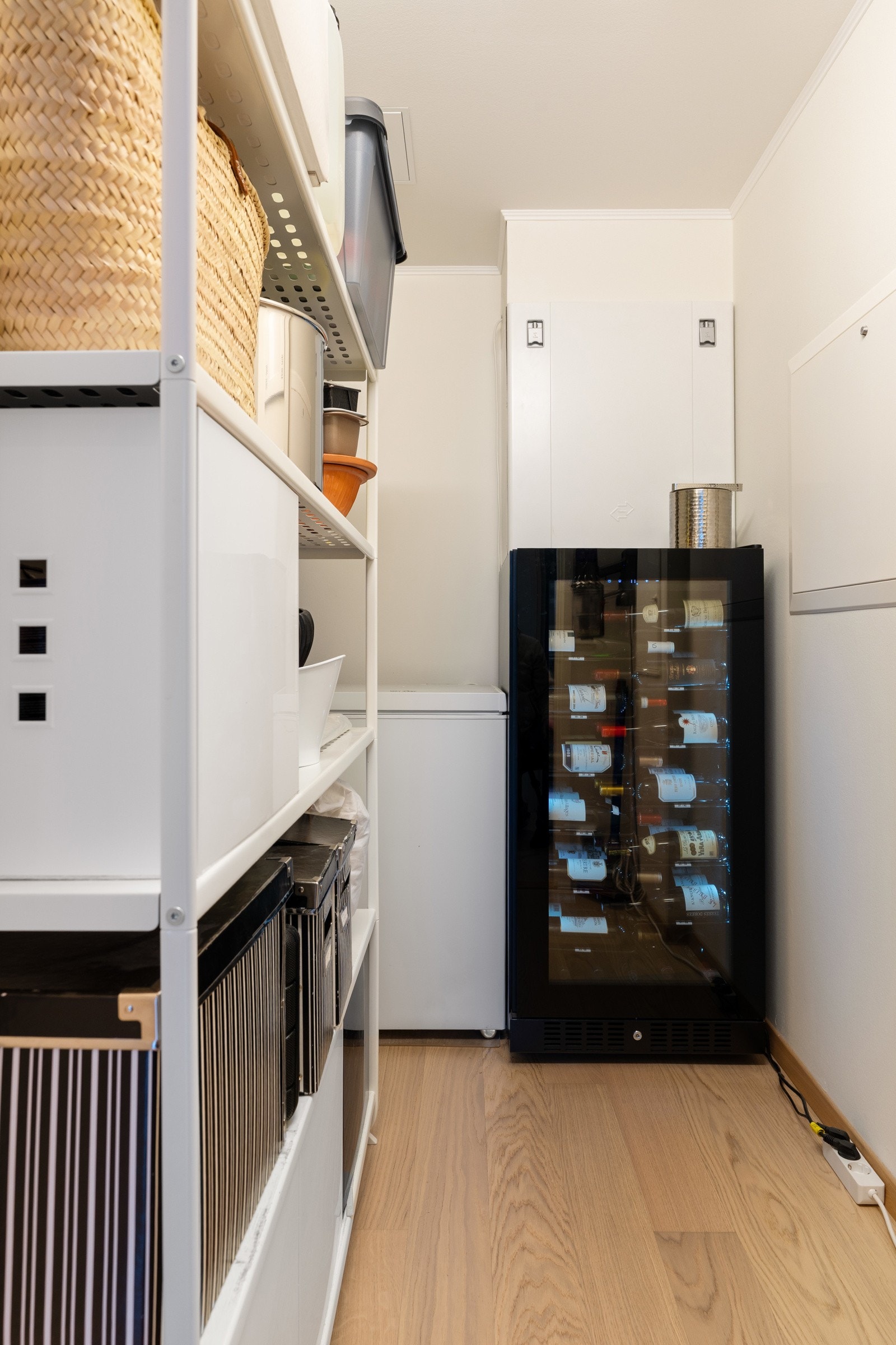 Fra gangen har du også tilgang til en egen bod som gir ekstra oppbevaringsplass, samt en ekstra bod i kjelleren. Galleribilde