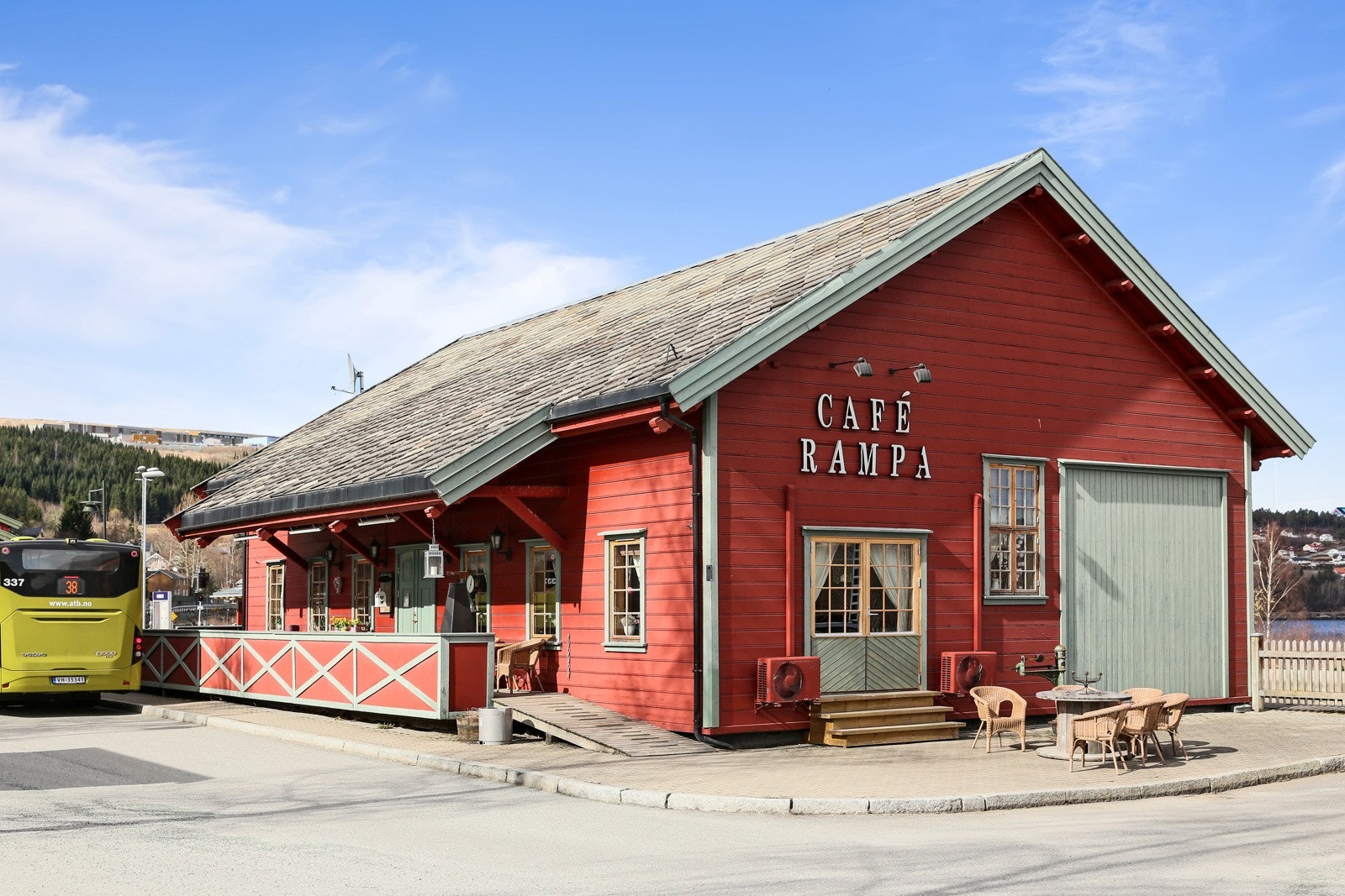 Leiligheten ligger bare et steinkast fra dagligvare og er en kort gåtur fra Kafé Rampa og Hommelvik sentrum. Galleribilde