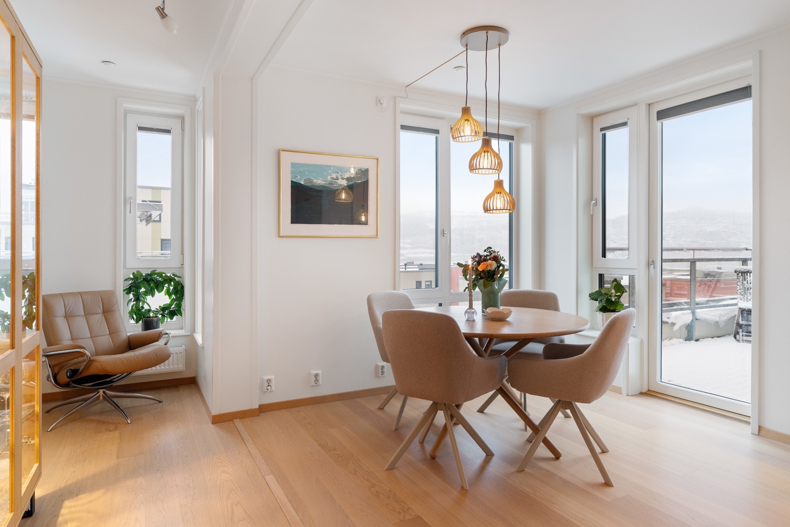 I tilknytning til kjøkkenet er det god plass til en spisestue hvor du enkelt kan samle gjester. Galleribilde