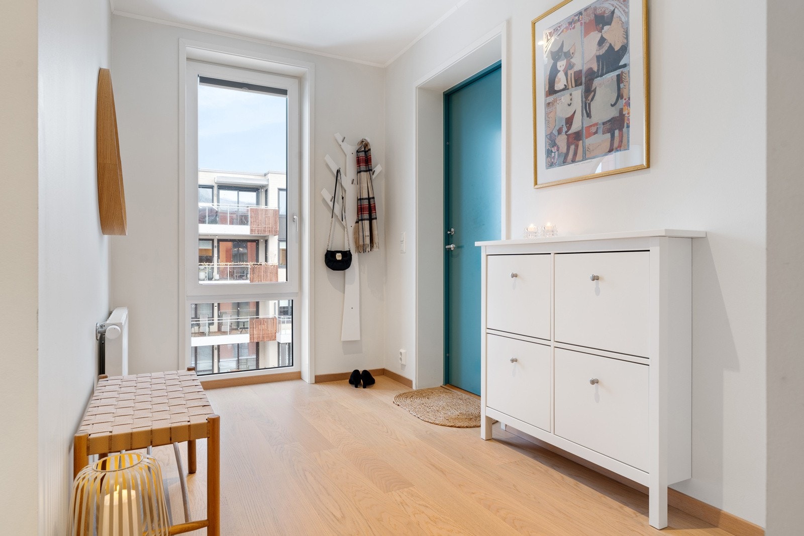 Boligen ønsker deg velkommen med en stor og luftig entré som gir et godt førsteinntrykk. Galleribilde