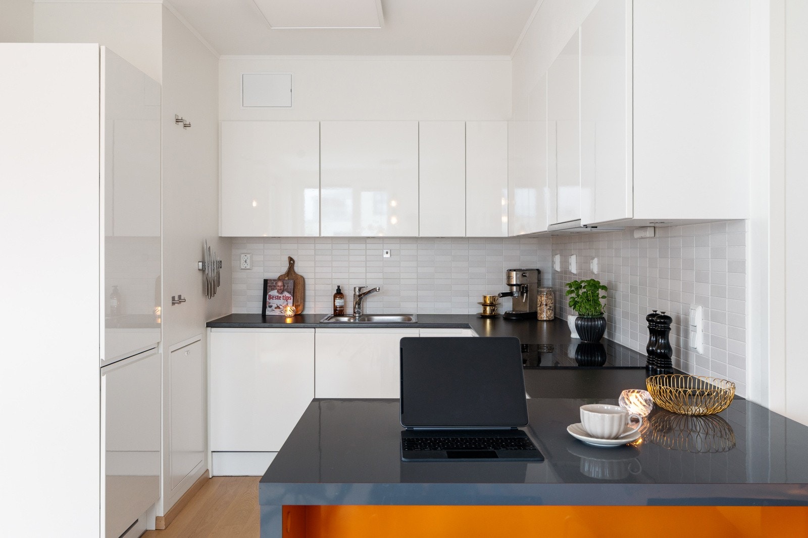 Her finner du integrert stekeovn og platetopp, samt oppvaskmaskin og kjøleskap/fryser skjult bak fronter for et helhetlig design. Galleribilde