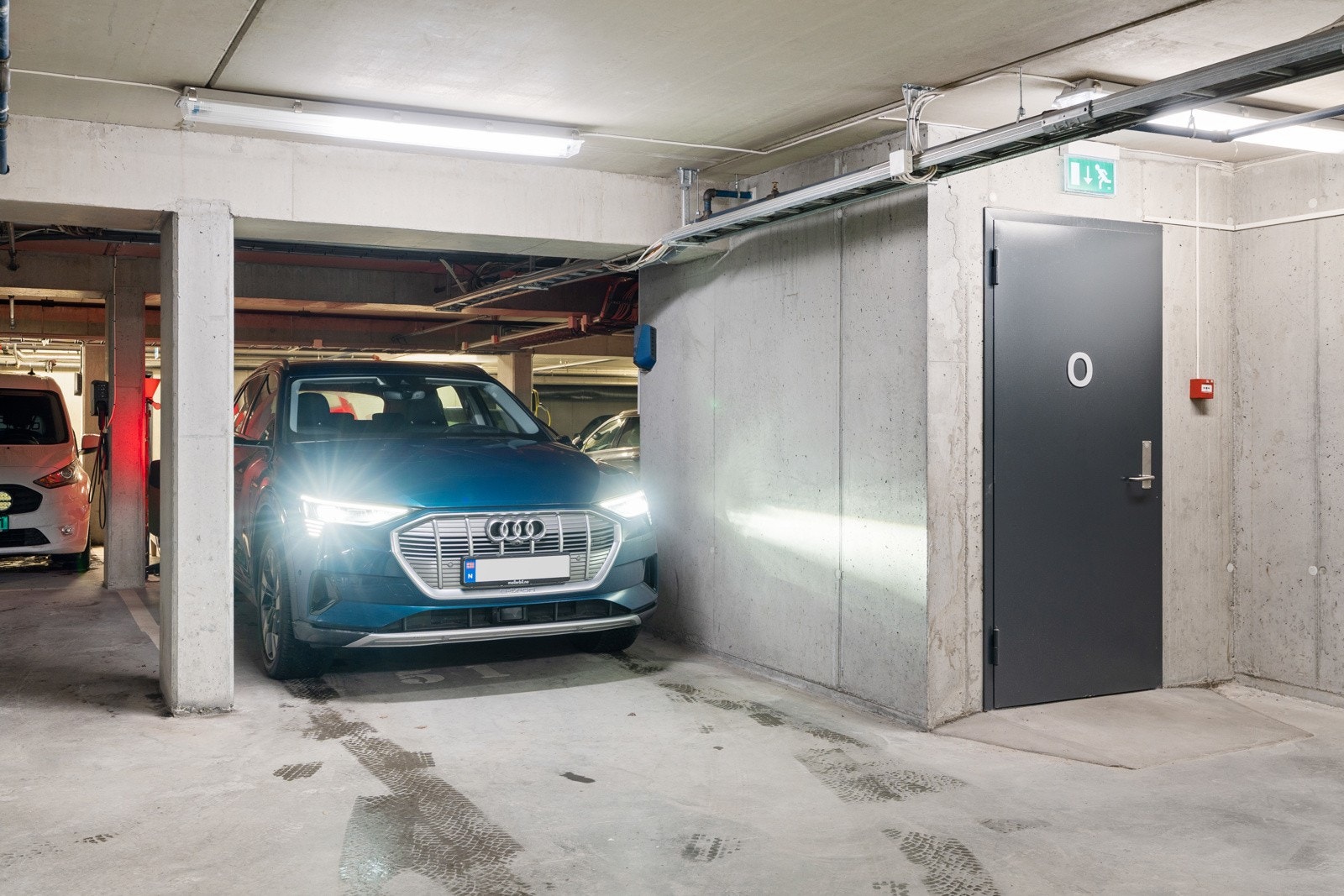 Egen parkeringsplass i p-kjeller. Her kan man gå tørrskodd fra boligblokken og ned. Galleribilde