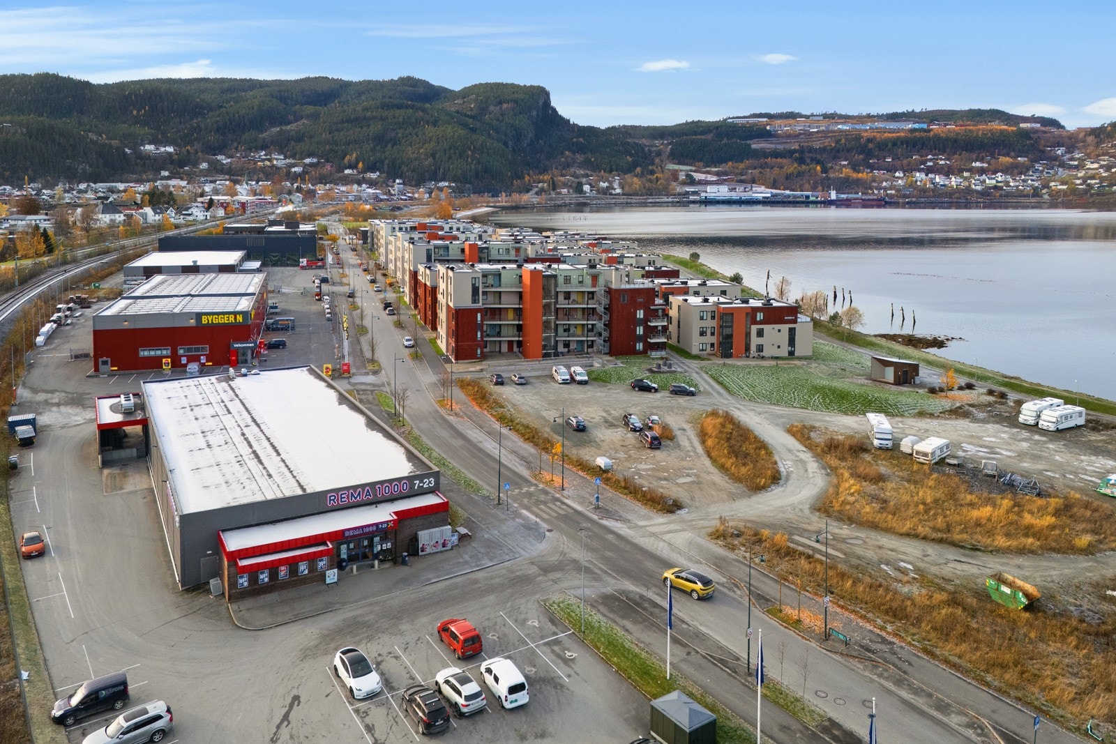 Hommelvik er et tettsted med flere gode servicetilbud. Dagligvarebutikk, kommunehus, barneskole, ungdomsskole, Øya idrettsplass med kunstgressbane og friidrettsområde. Galleribilde