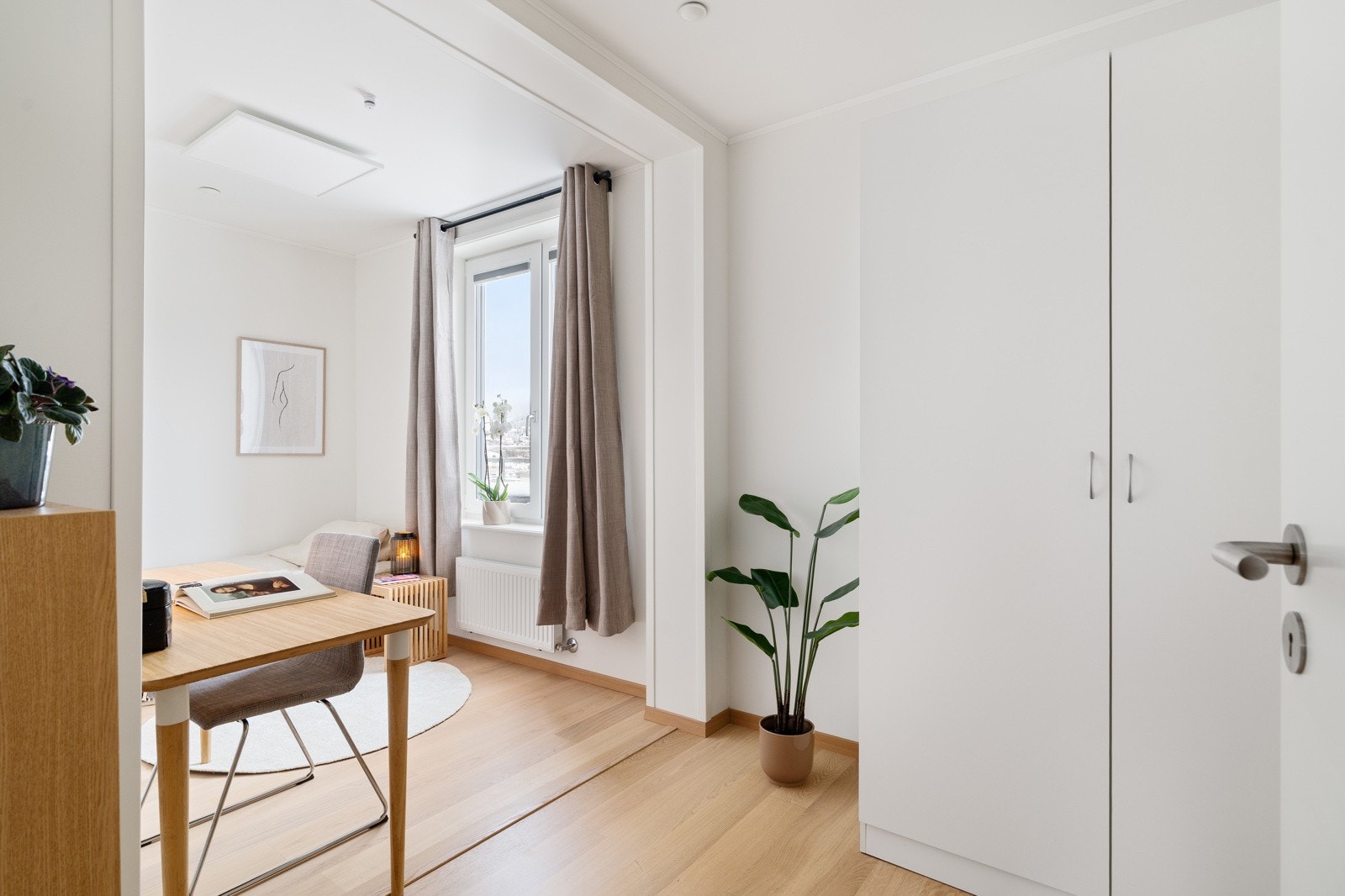 Her er det godt med plass til både seng, nattbord og øvrige møblement. Galleribilde