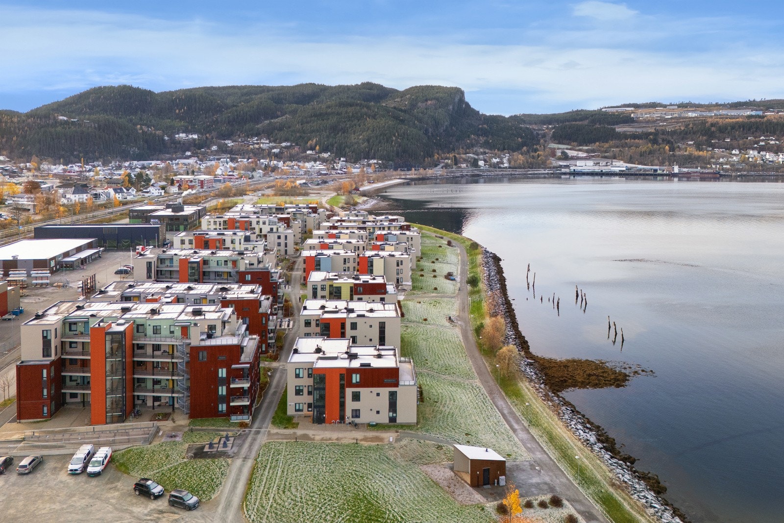 Mange vil sette pris på å ha den idylliske nærheten til fjorden og turløyper. Galleribilde