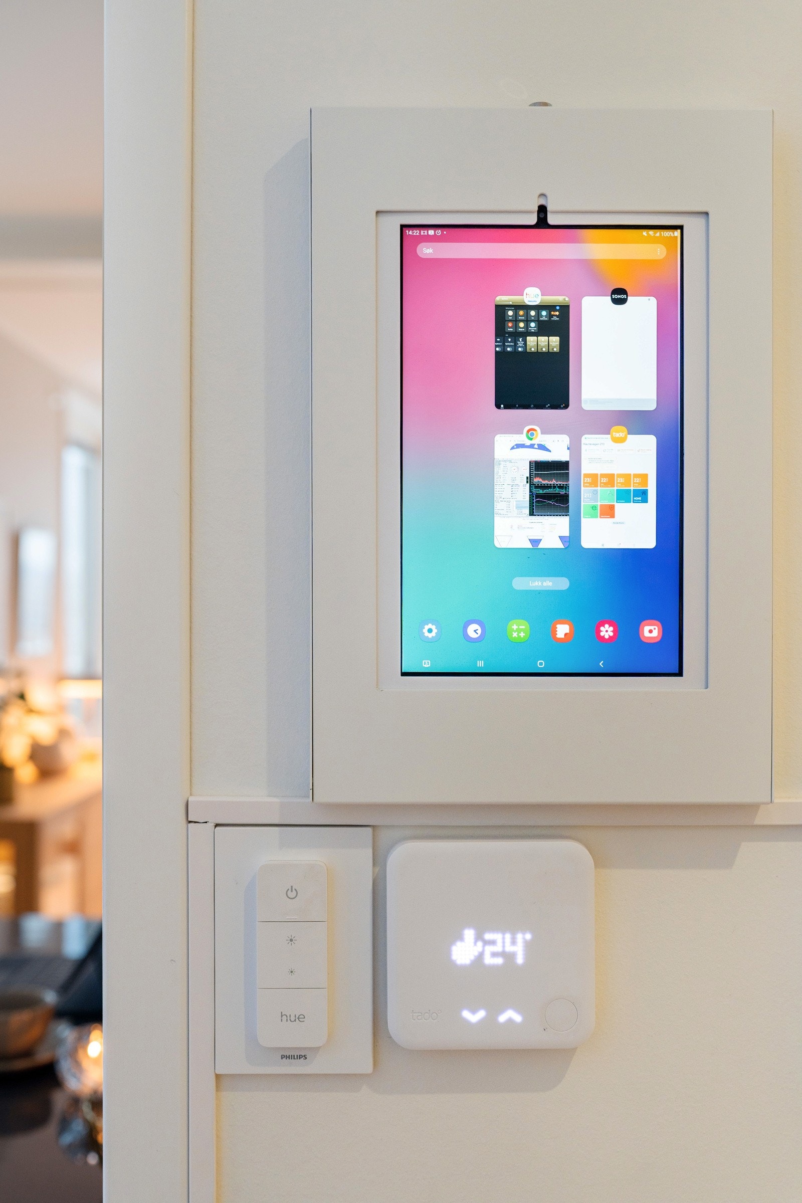 Hele boligen er utstyrt med smartanlegg for styring av lys, som gir både komfort og fleksibilitet i hverdagen. Galleribilde