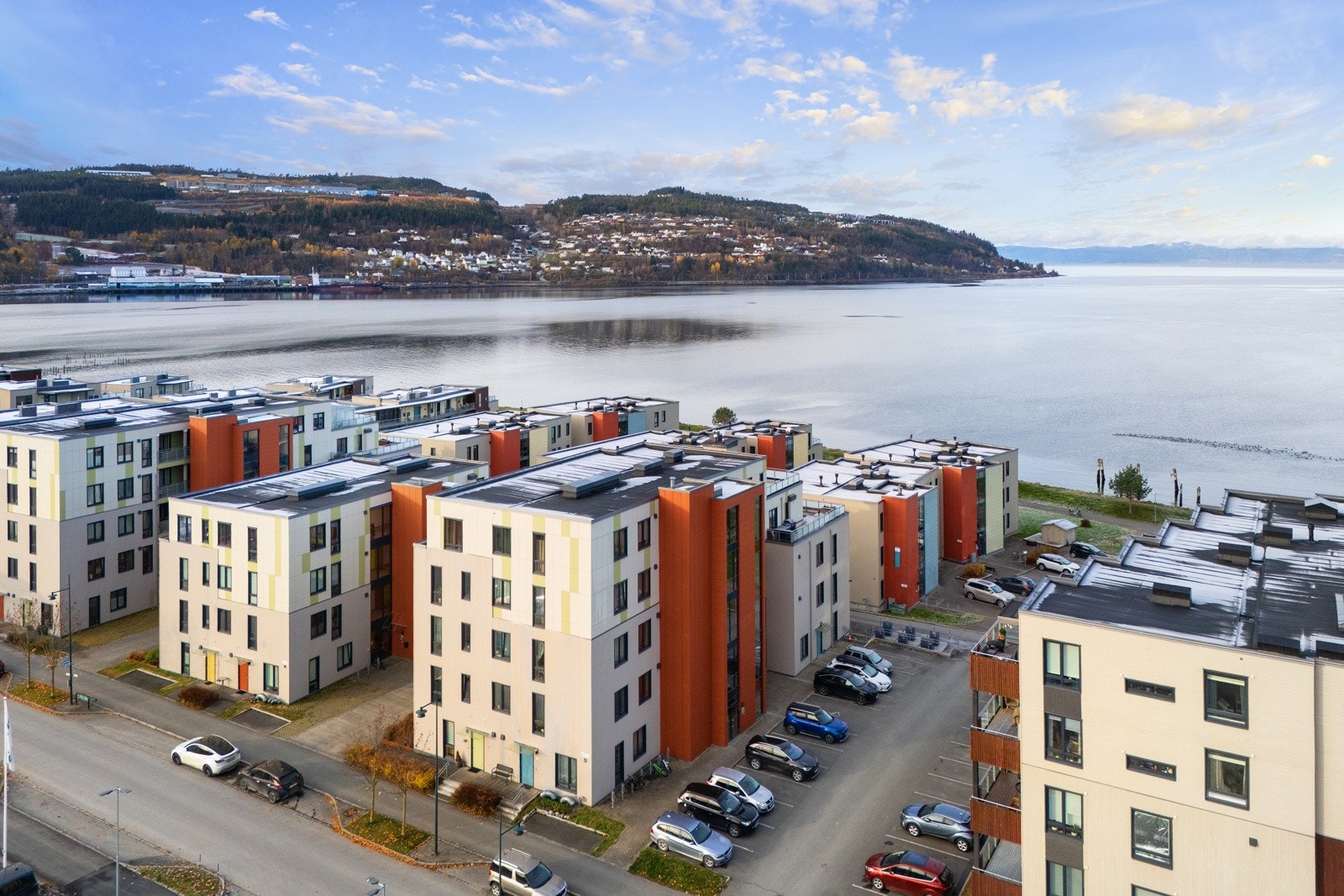 En lys og innbydende leilighet beliggende i et veldrevet sameie. Galleribilde