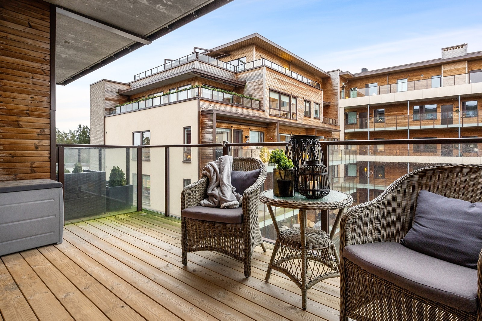 Balkongen er på ca. 10 kvm, og har rekkverk med glassfronter. Galleribilde