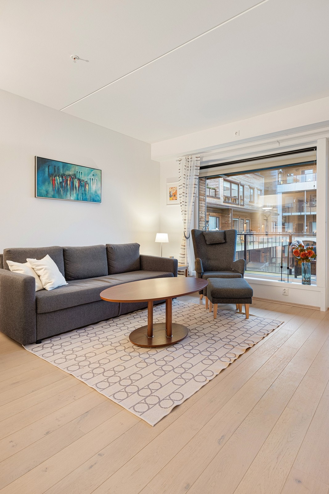 Lys stue med store vindusflater som slipper inn mye naturlig lys. Galleribilde