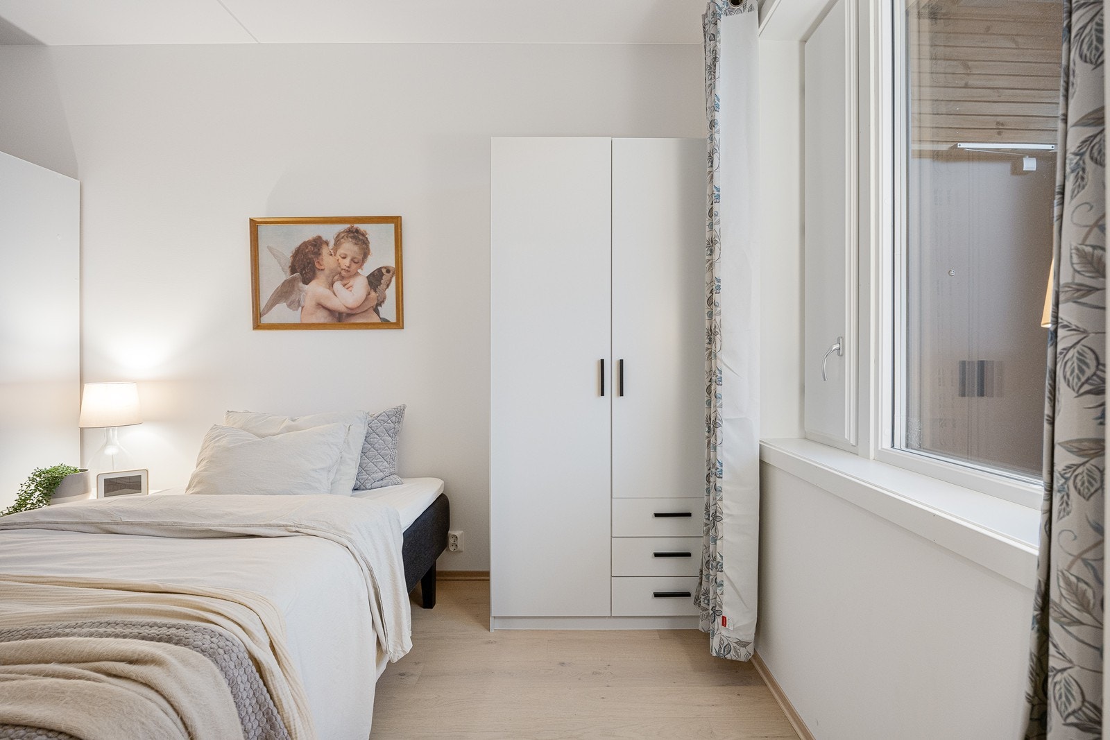 I soverommet er det 2 stk. tilhørende garderobeskap. Galleribilde