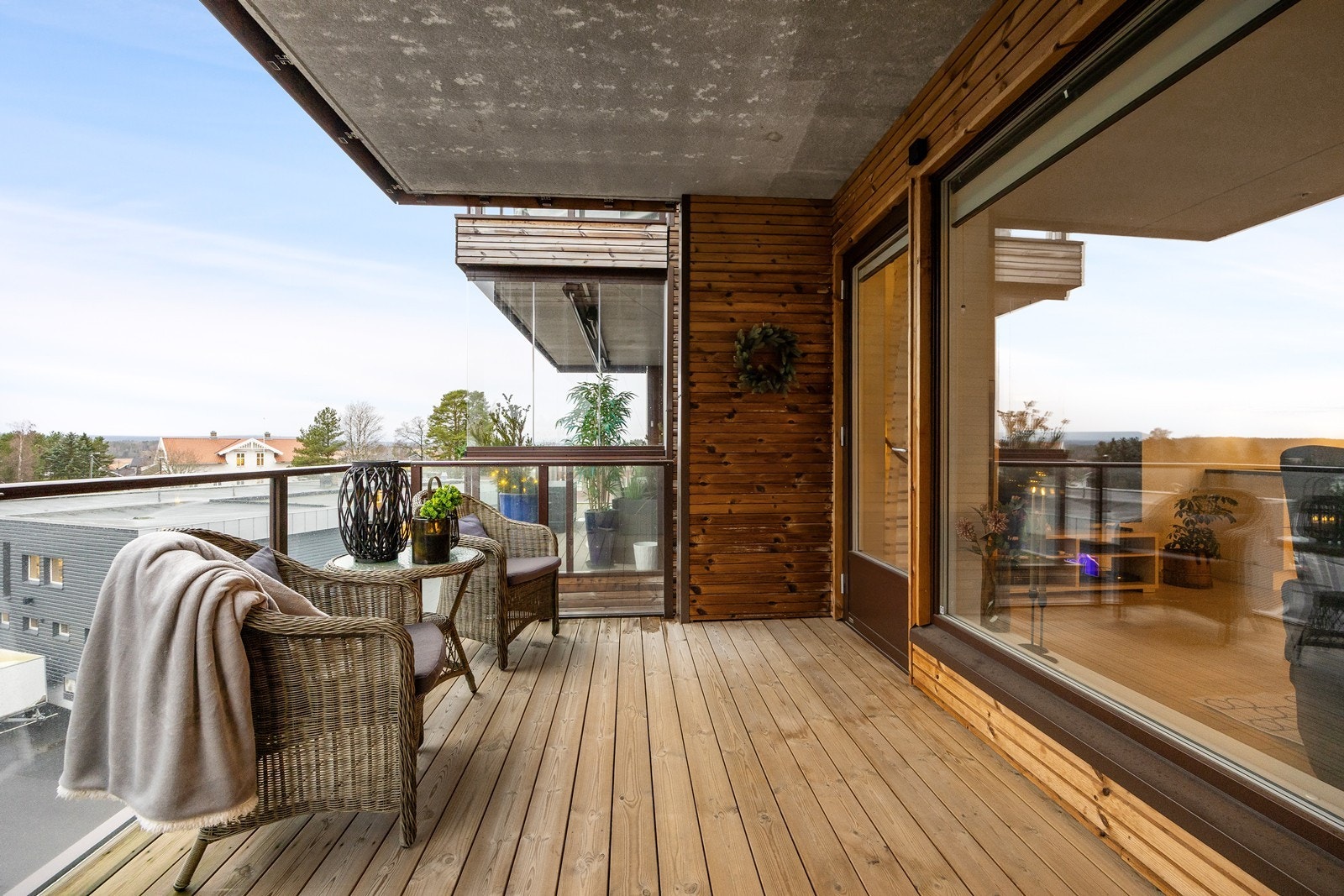 Flott overbygget balkong med tilkomst fra stuen. Galleribilde