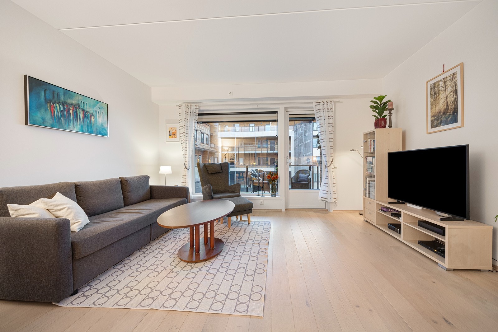 Godt med plass til sofamøblement i stuen. Galleribilde