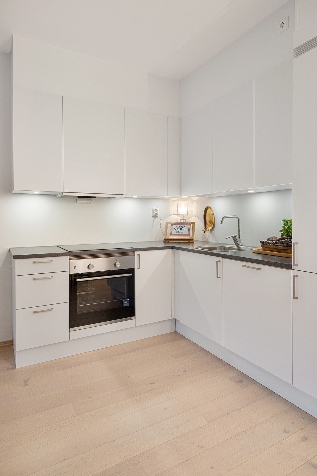 I kjøkkenet er det integrerte tilhørende hvitevarer, herunder stekeovn, platetopp, oppvaskmaskin og kjøl- og fryseskap. Galleribilde