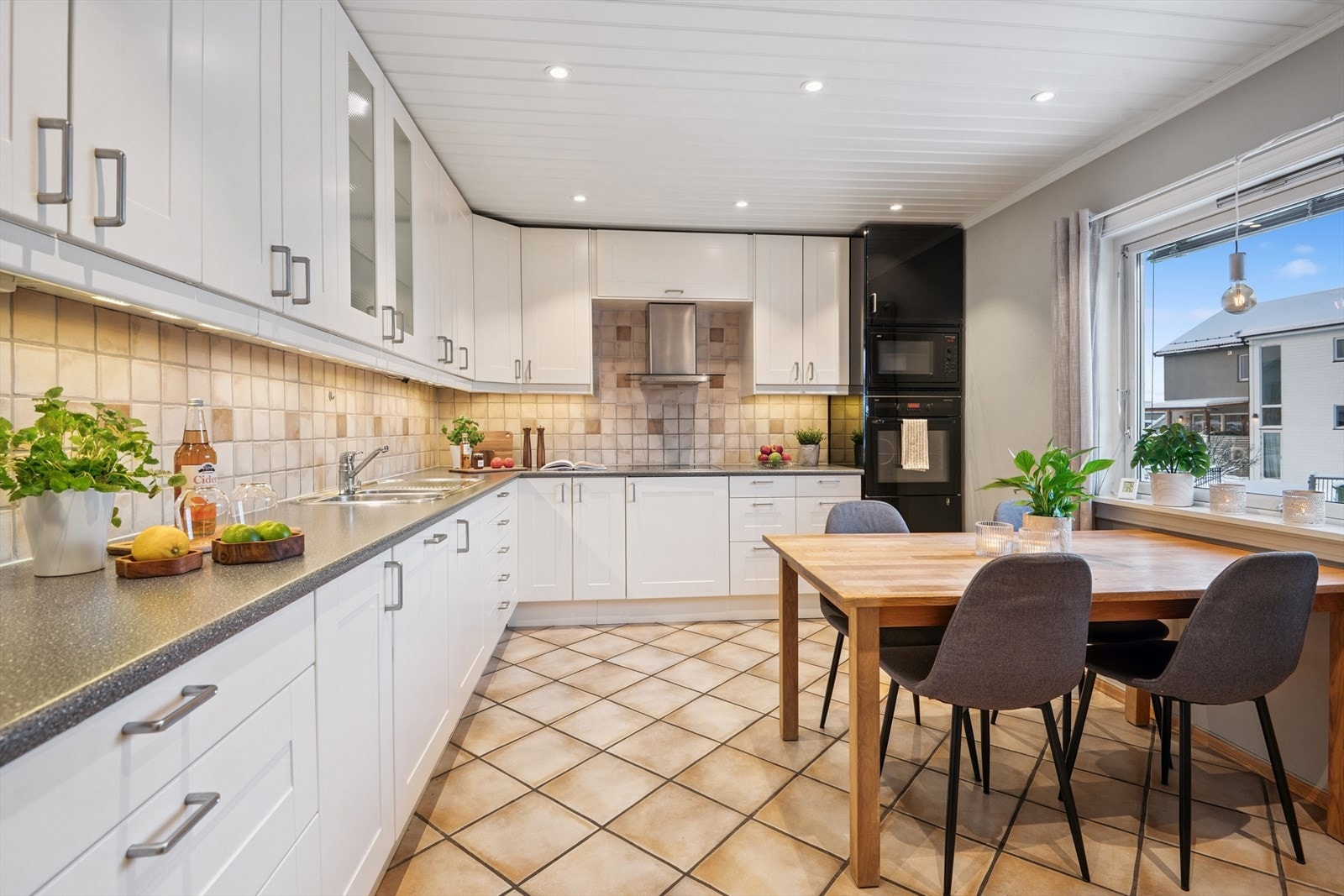 Separat kjøkken med mye skap- og benkeplass, samt plass til spisebord. Galleribilde