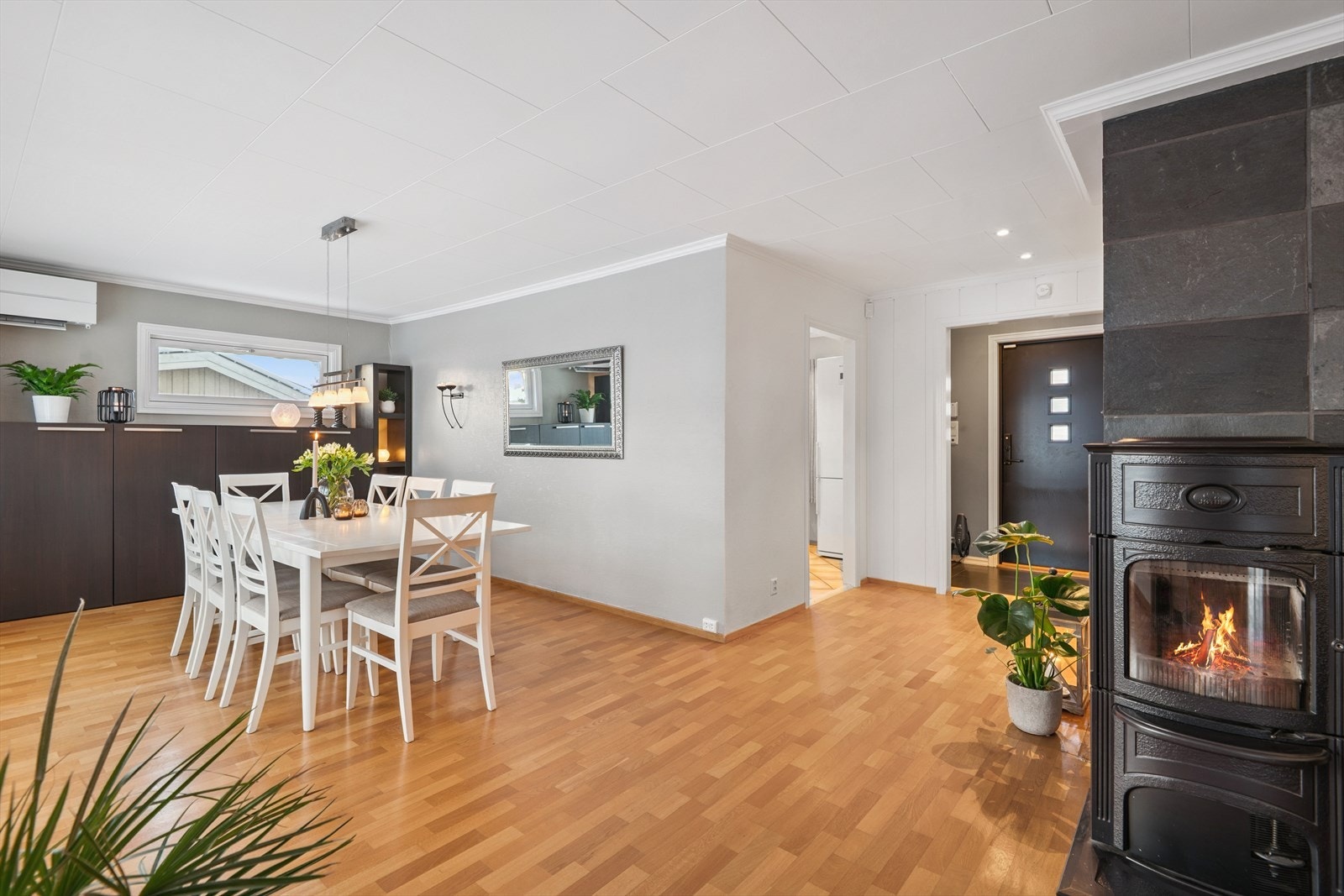 Her er det en kombinert vedovn for vedfyring samt varmepumpe fra 2022. Galleribilde