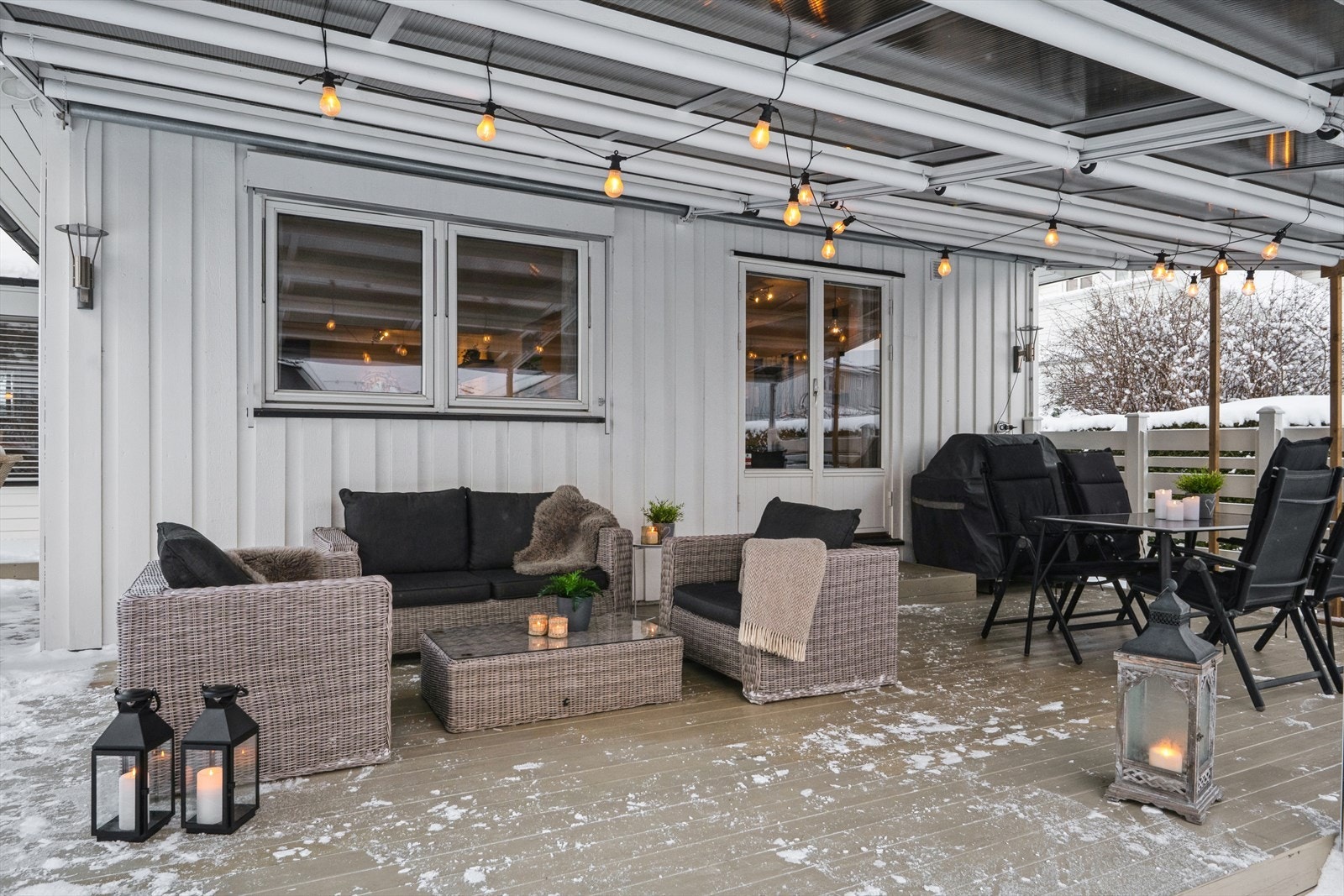 Fra stuen er det utgang til en stor terrasse på hele 72 m². Galleribilde