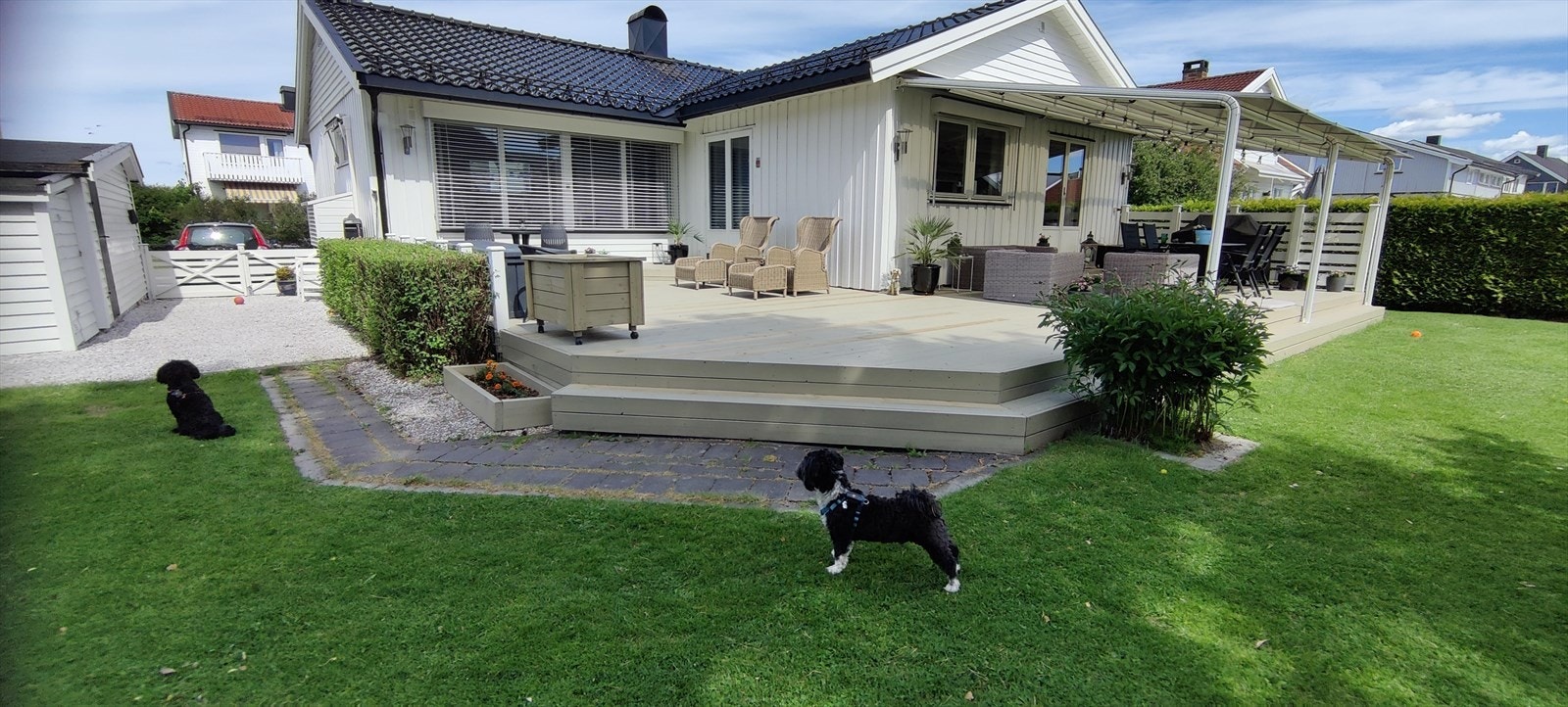 Fasade og terrasse fra selger sitt arkiv.jpg Galleribilde