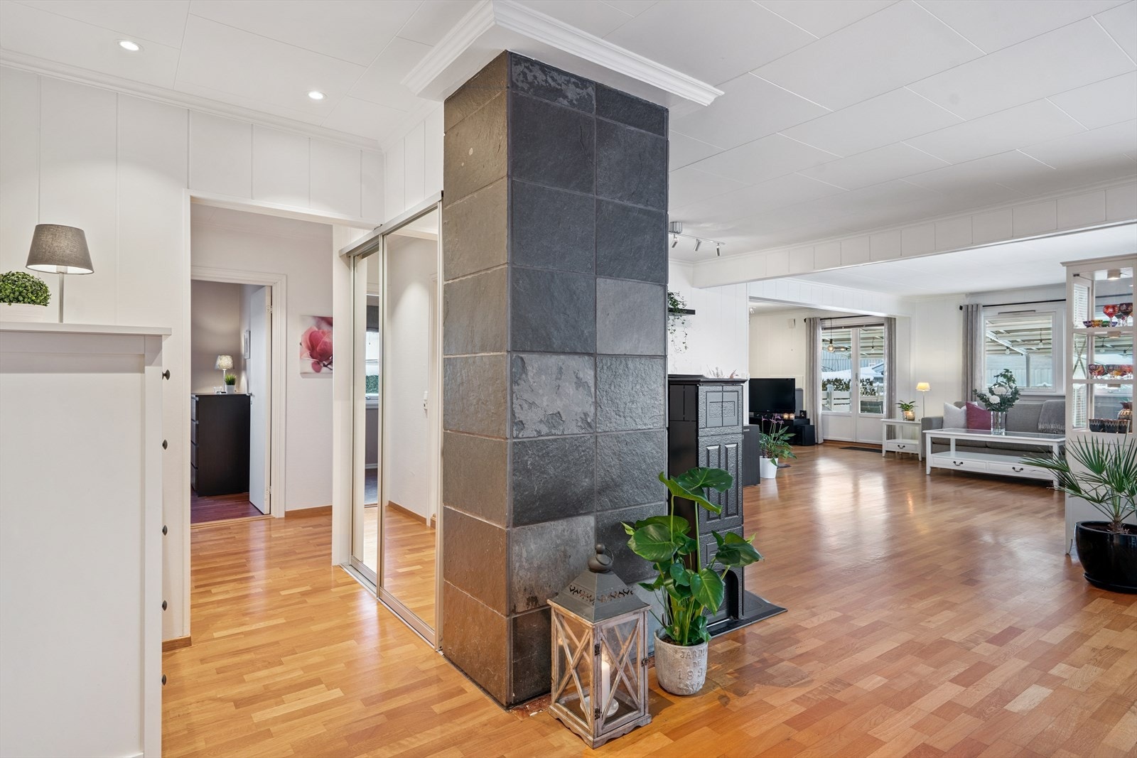 Romslig allrom med spisestue og stue. Galleribilde