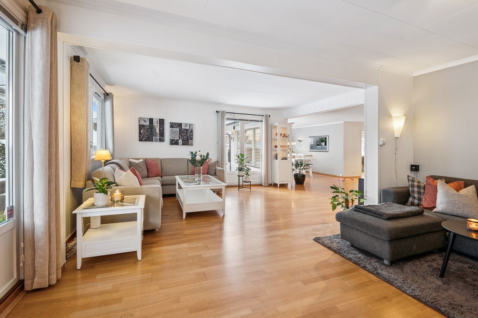 Store vindusflater bidrar med mye naturlig lys. Galleribilde