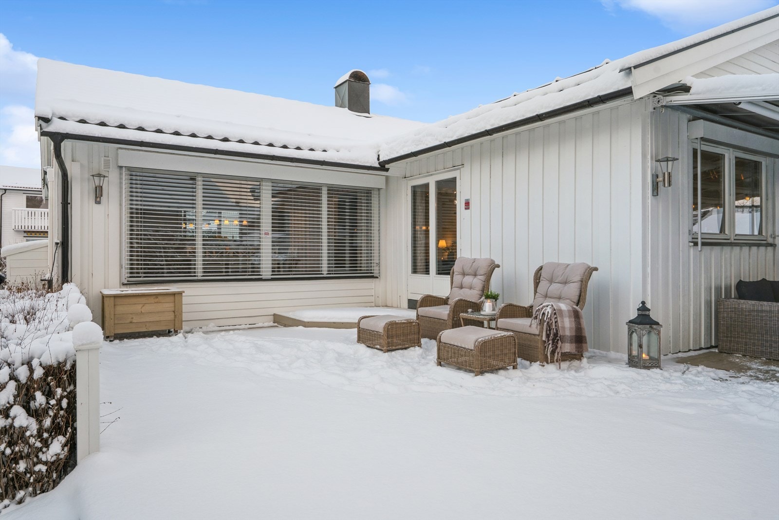 Terrassen har flere soner med plass til sittegrupper. Galleribilde