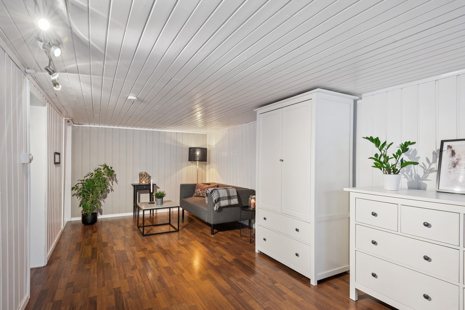 Kjelleren har et romslig innredet rom som i dag benyttes som kjellerstue. Galleribilde