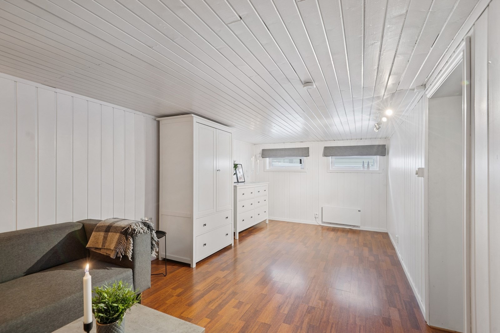 Rommet er opprinnelig godkjent som hobbyrom og er ikke særskilt omsøkt for dagens bruk. Det oppfyller ikke dagens krav til lysforhold og rømningsvei for varig opphold. Galleribilde