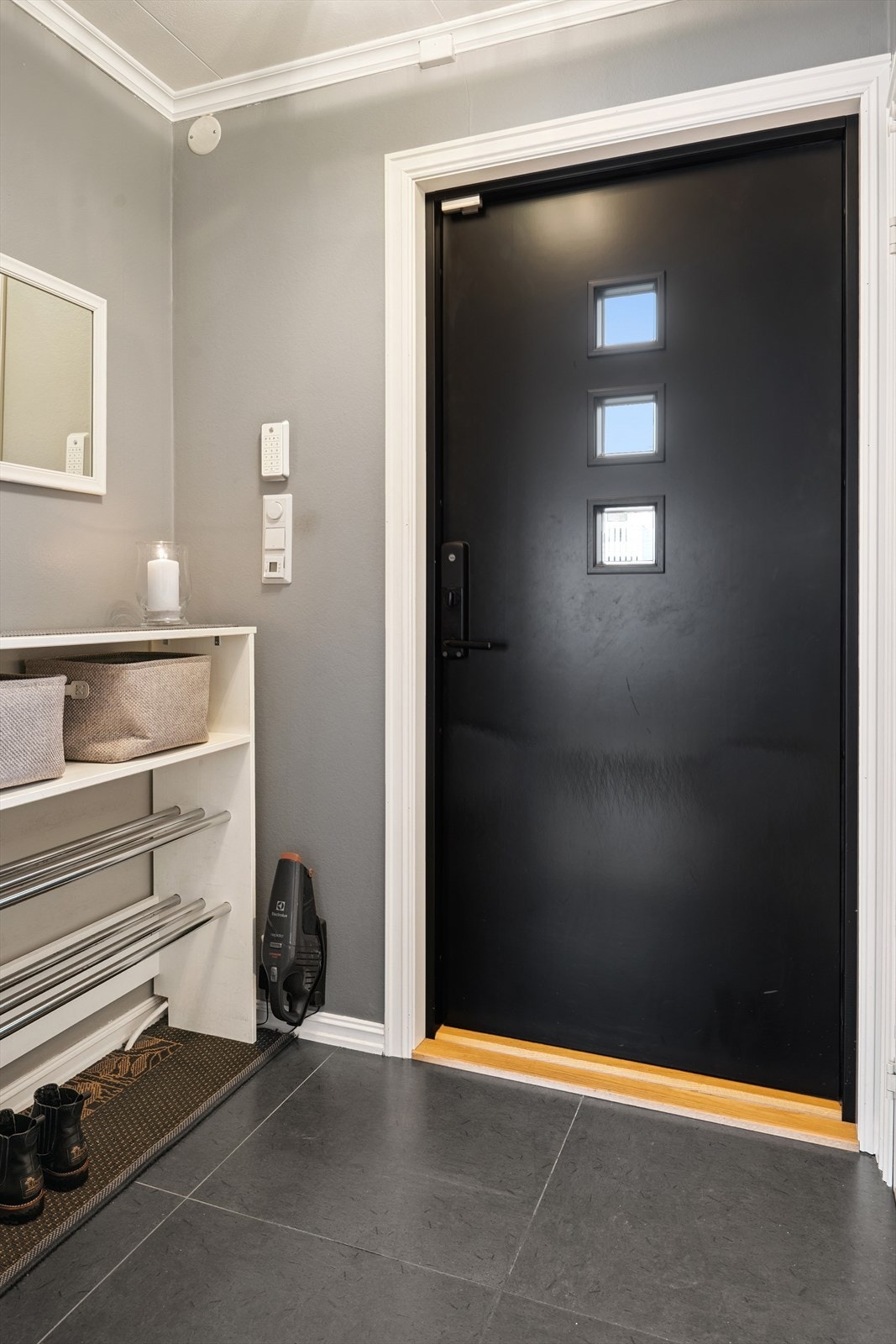 Praktisk entré med flislagt gulv og plass til oppbevaring. Galleribilde