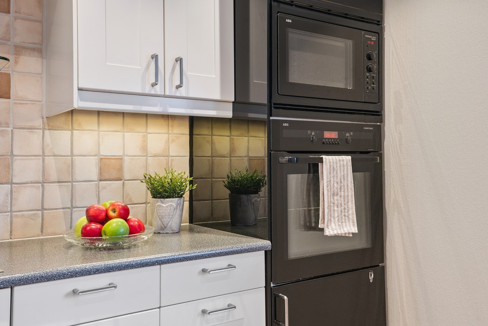 Kjøkkenet har integrerte hvitevarer som oppvaskmaskin, komfyr, platetopp og mikrobølgeovn. Galleribilde