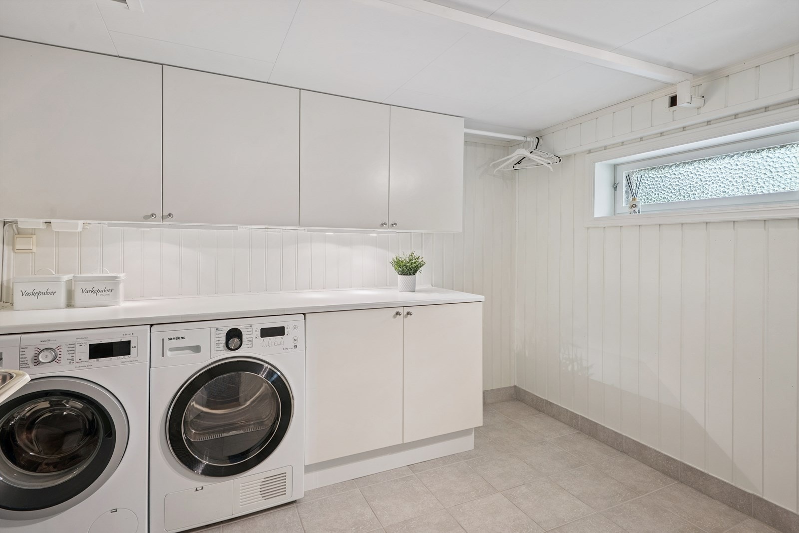 Boligen har også et rom innredet som et vaskerom med flislagt gulv og elektriske varmekabler. Dette rommet er opprinnelig godkjent som bod og er ikke omsøkt for dagens bruk som vaskerom. Galleribilde