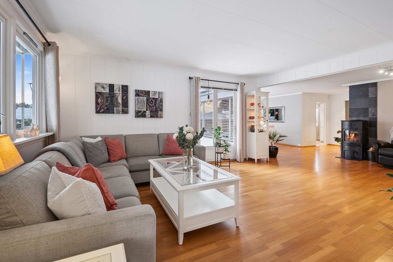 Stuen er romslig og har flere møbleringsmuligheter for sofagruppe og andre møbler. Galleribilde