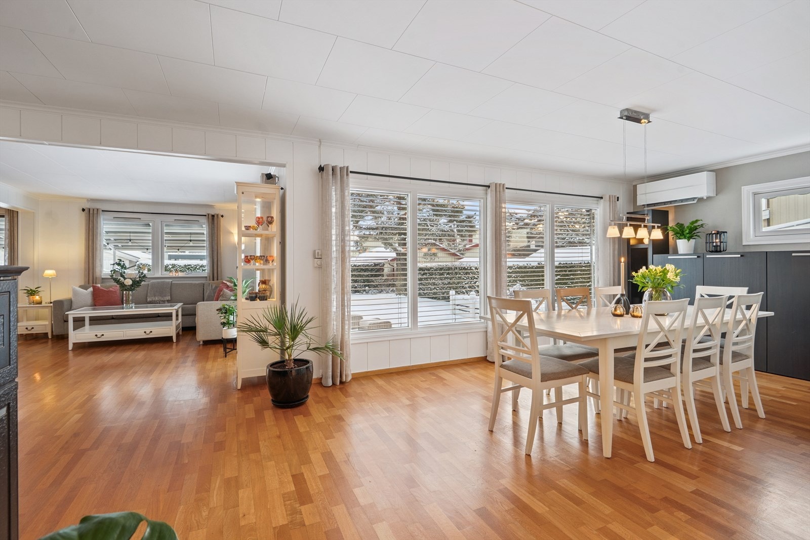 Den åpne løsningen mellom stue og spisestue gir en luftig romfølelse. Galleribilde