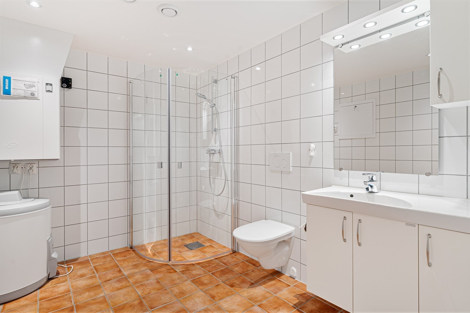 Flislagt bad med gulvvarme på ca. 7 kvadratmeter Galleribilde