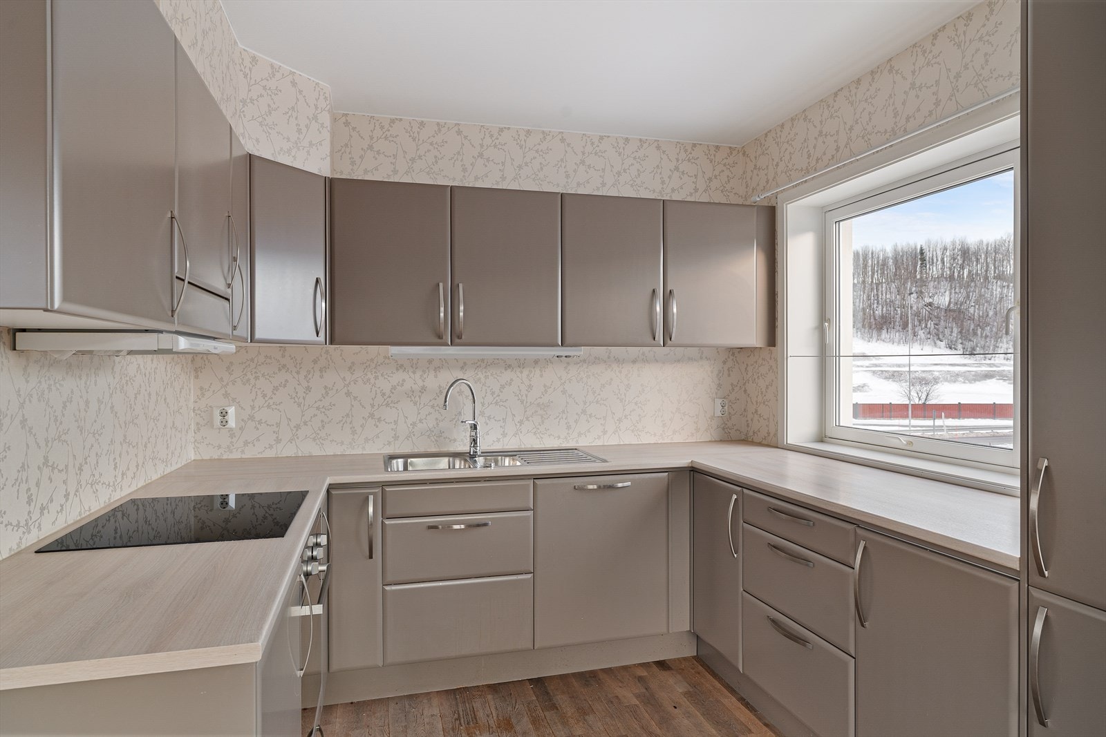 Praktisk og tidløst kjøkken med god skap- og benkeplass Galleribilde